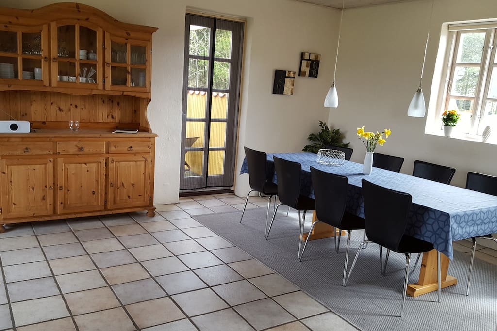 Åben køkken-alrum med udgang til overdækket terrasse.