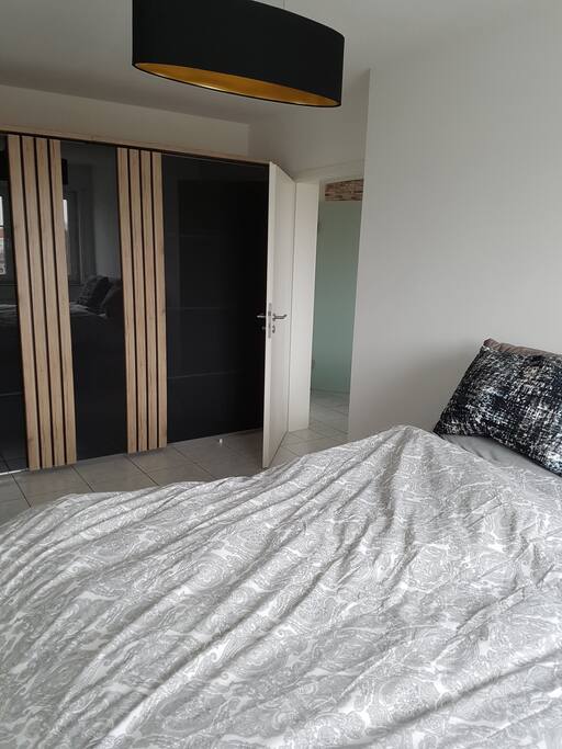 Großes Schlafzimmer mit Boxspringbett