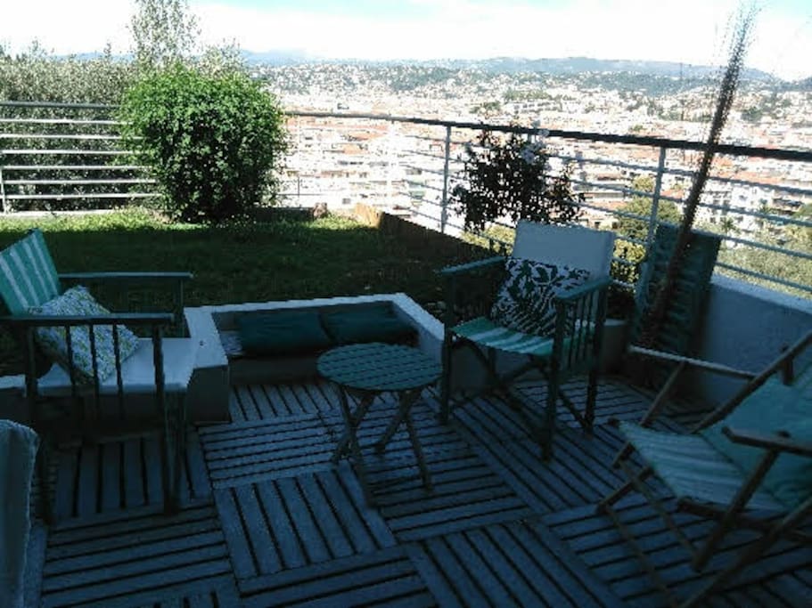 la terrasse de l'appartement qui domine Nice