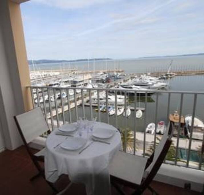 Configuration avec Table pour 2/3 convives . A gauche la porte fenêtre d'accès a la cuisine .