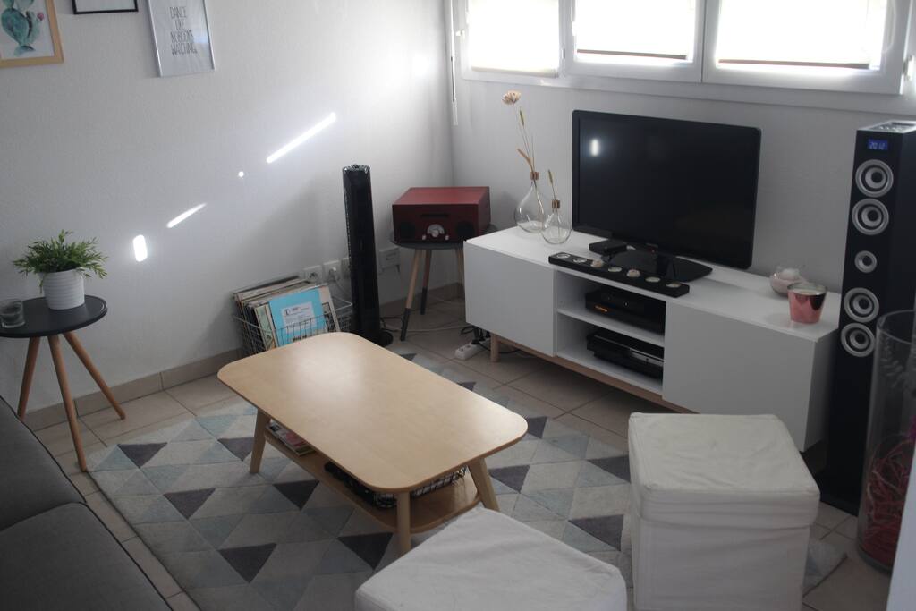 Salon avec télé, tour audio, ventilateur