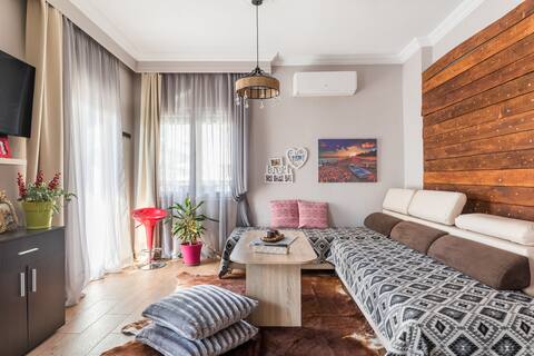 Popular Airbnb listing: Flat on walkstreet freeparking in Δήμος Καλαμαριάς
