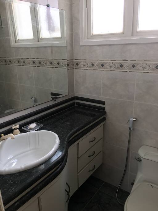 Banheiro da suíte com banheira de hidromassagem