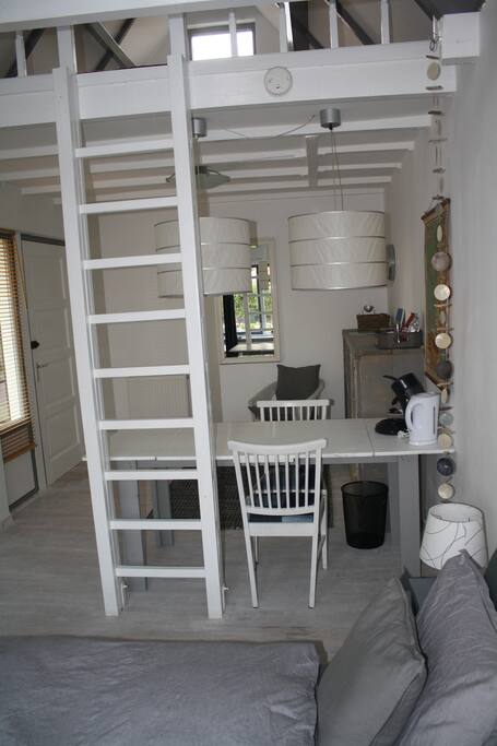 Veel ruimte, koffie en thee op de kamer.