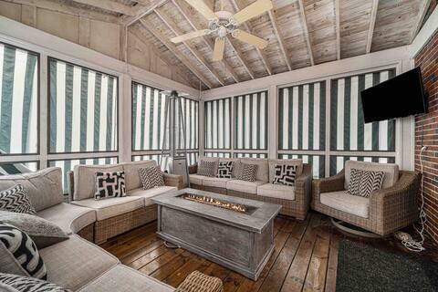 Beautiful 1920s Historic Home with Screened Porch‼️