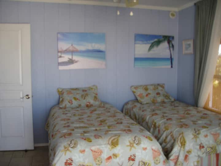 Twin Bedroom ghorofa ya kwanza. sliding milango wazi kwa bahari inakabiliwa 1 sakafu staha.