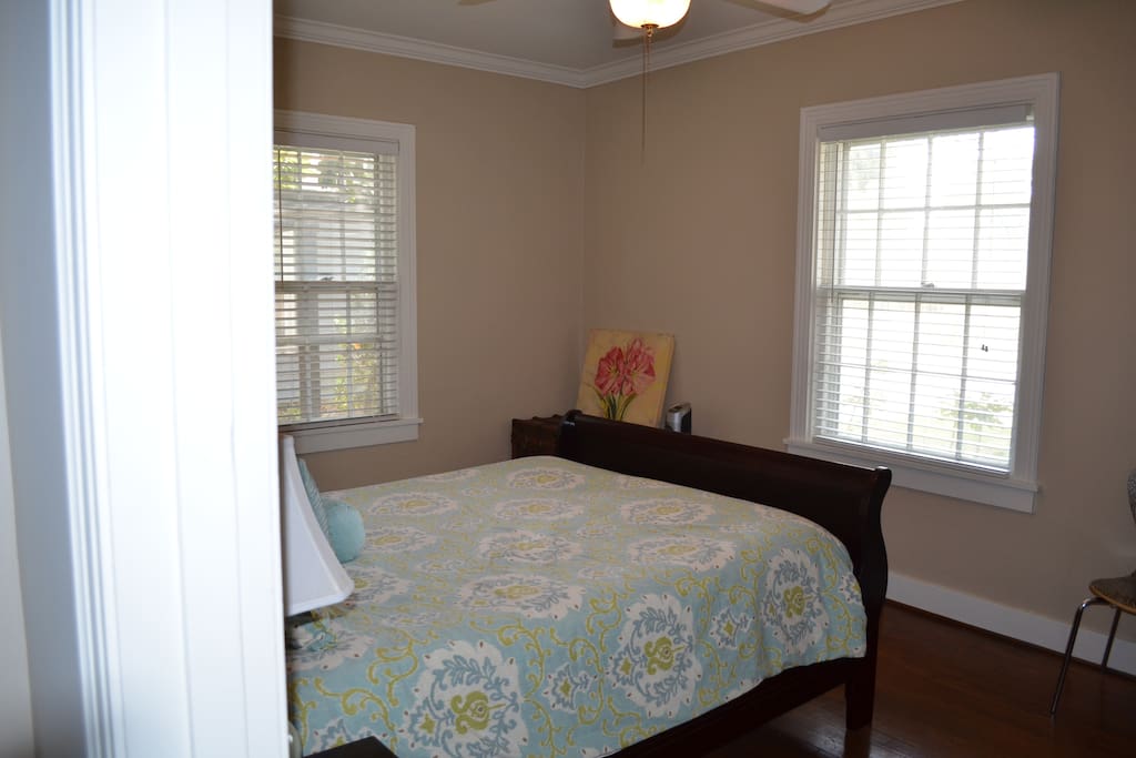 Guest bedroom with queen size bed