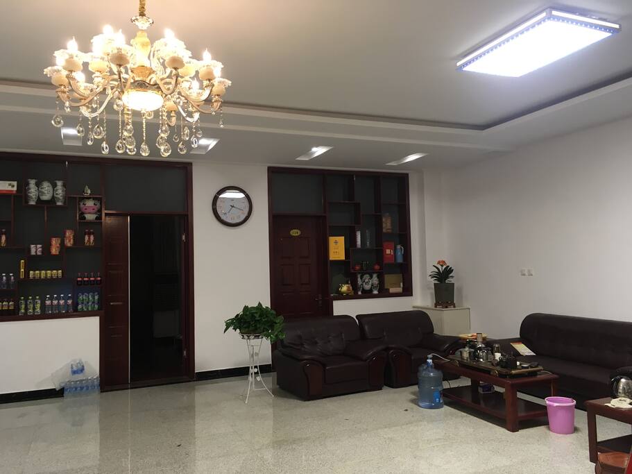 一楼大厅可容纳十多人同时品茶