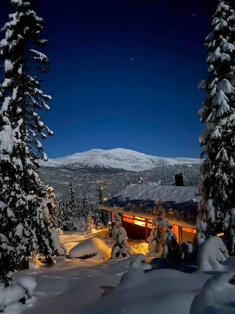 Scenic Mountain Hideaway with Sauna & Sunset Views