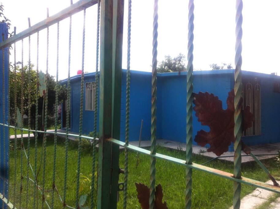 Área frontal de la casa, en esta parte puedes estacionar tu coche para mayor seguridad