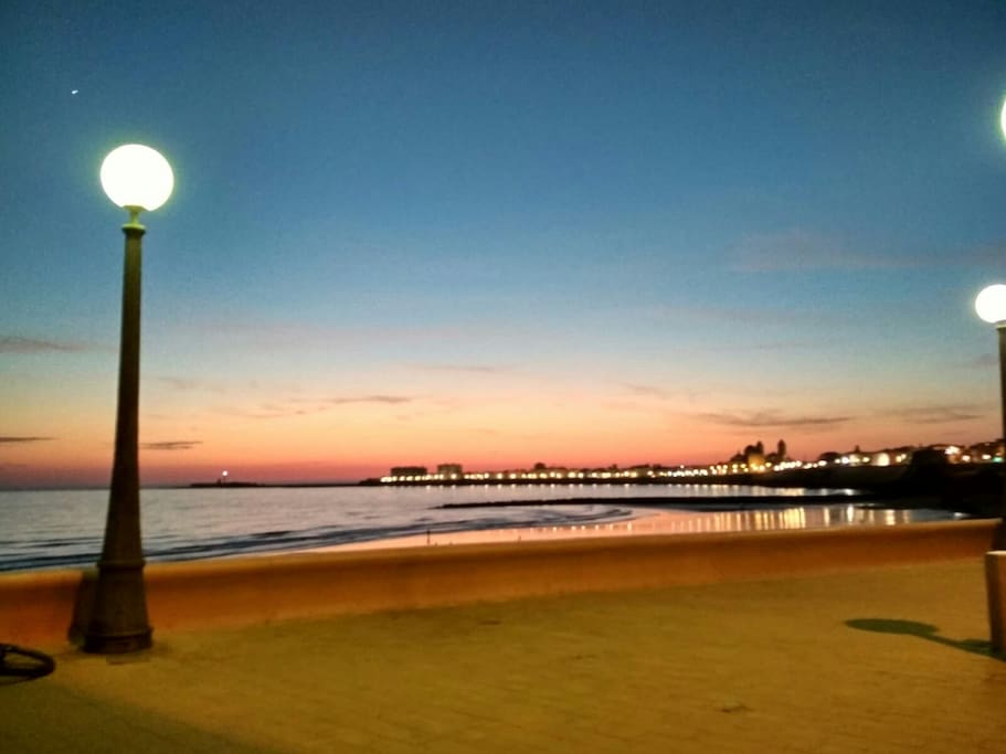 vistas del atardecer desde el mirador de la playa santa María del Mar