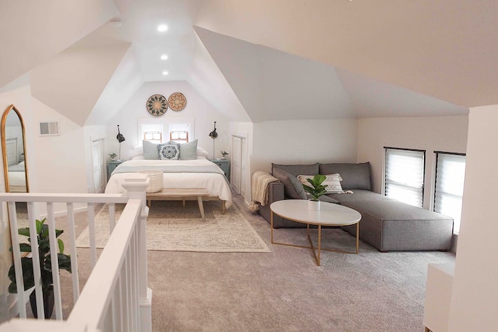 Mapumziko ya ghorofa ya tatu na kitanda cha mfalme na eneo tofauti la kukaa na TV. 