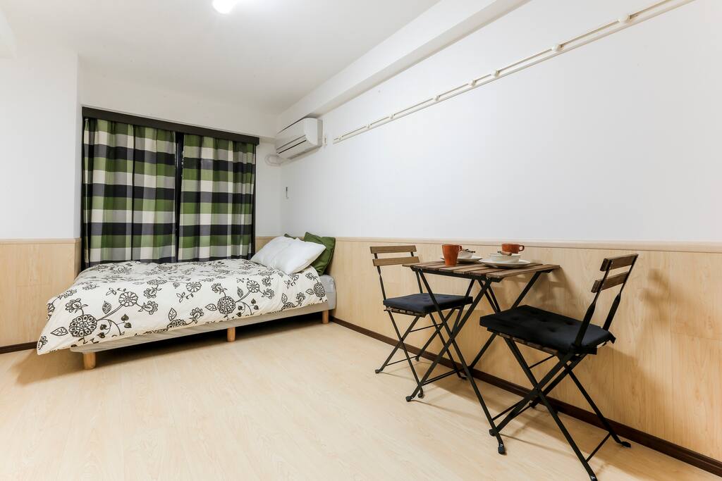 Enough space to open large suitecases.