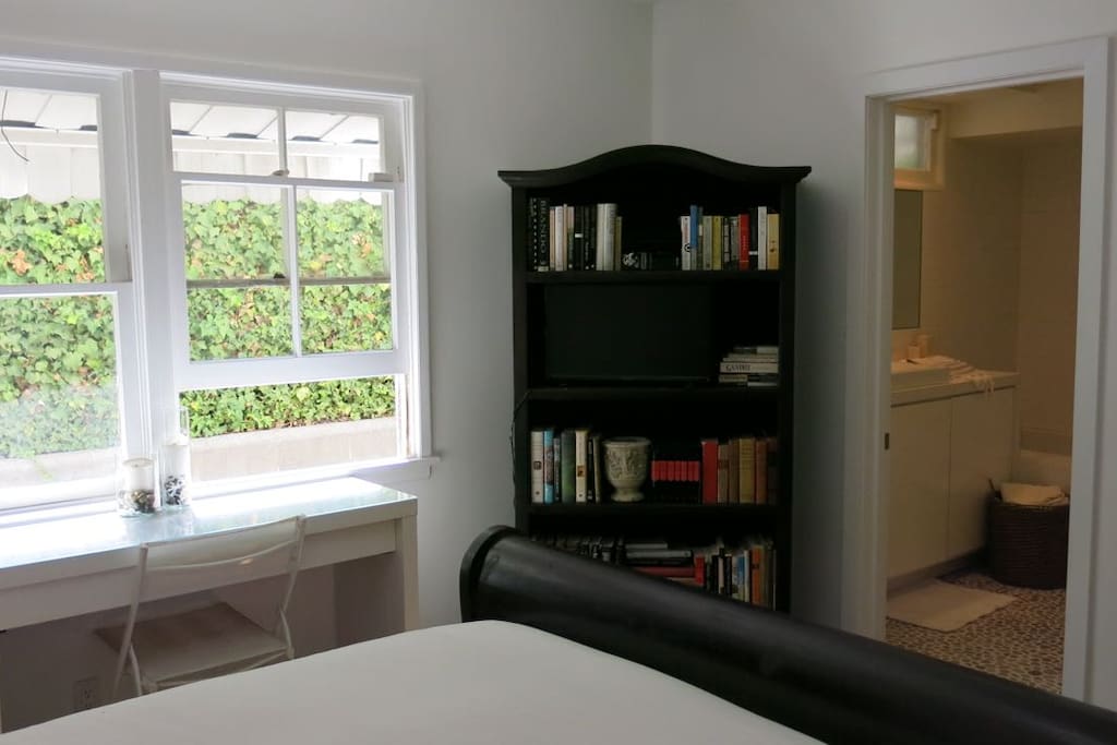 Double windows allow a comforting breezy. HD TV / Digital Cable on the bookshelf. Lots of interesting books to read.