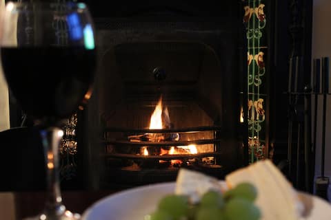 Curlew Cottage- a cosy retreat with a summerhouse.