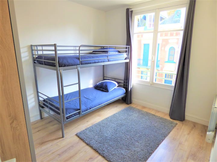 Chambre 3 :              
3 lits simples = 1 lit superposé + 1 lit gigogne en dessous (non visible sur la photo)