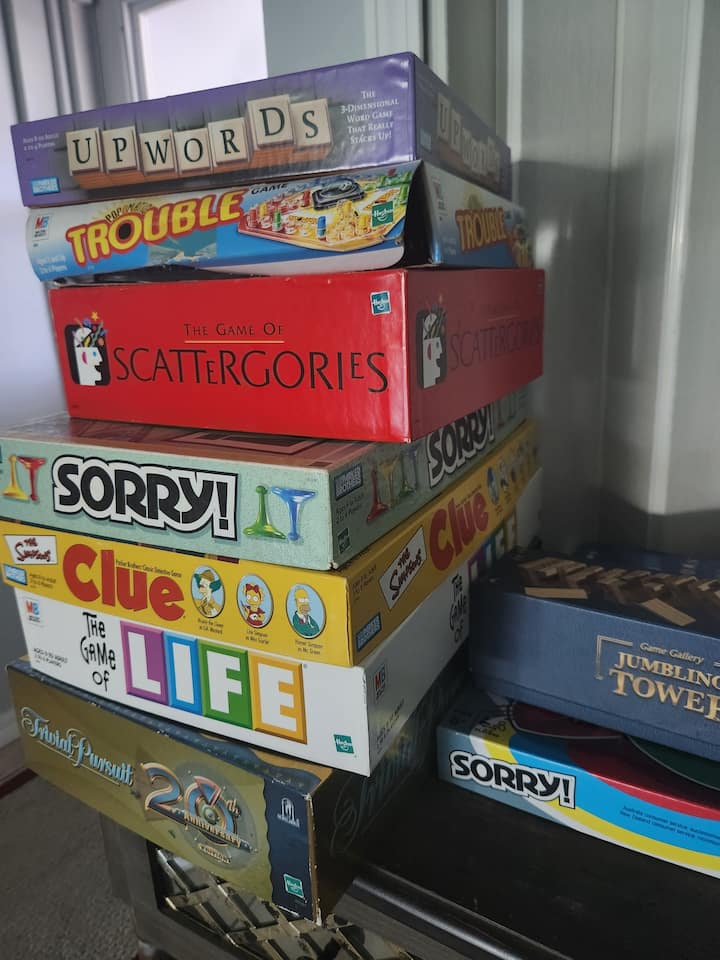 เกมเป็นที่นิยมเสมอในการใช้เวลากับครอบครัวหรือเพื่อนที่มีคุณภาพ มีหนังสือสมุดระบายสีและเกมไพ่ด้วย