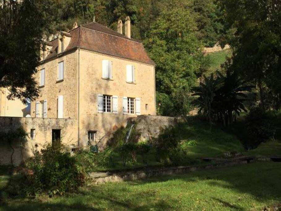 Vue du moulin depuis le jardin