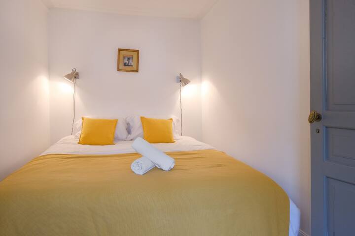 ห้องนอนใหญ่พร้อมเตียงคิงไซส์