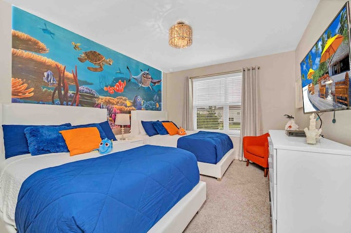 La fabulosa habitación Finding Nemo se encuentra a la izquierda, en la parte superior de la escalera. Adultos y niños por igual se sorprenderán de la pared de Nemo que está retroiluminada para darle vida. Tiene 2 camas dobles, un espejo de cuerpo entero y un televisor inteligente. 