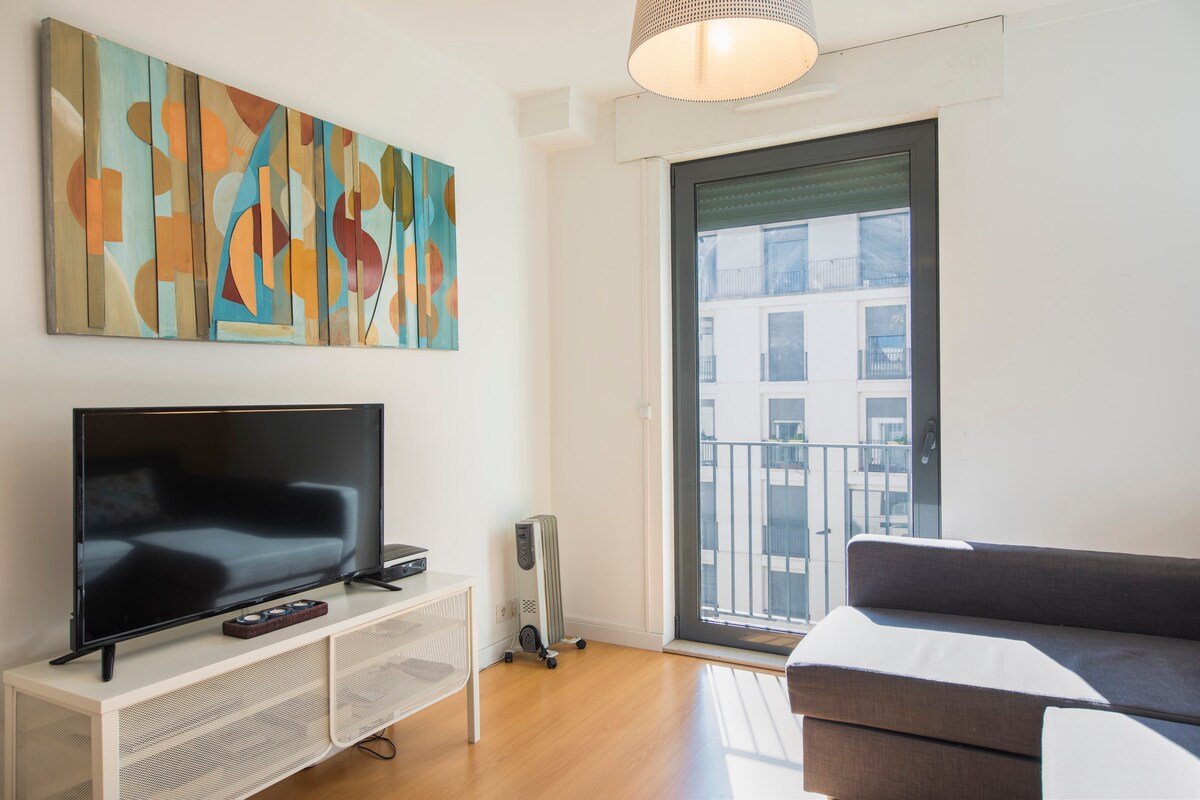 Всекидневната с голям диван и маса за вечеря