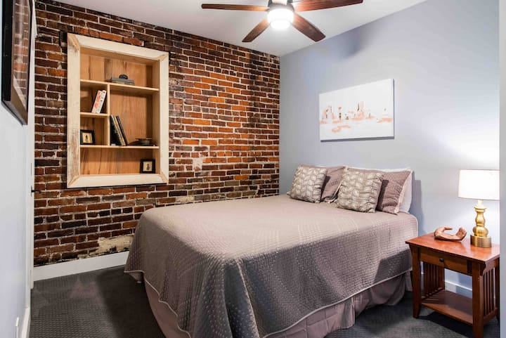 Treća spavaća soba s bračnim krevetom i stropnim ventilatorom