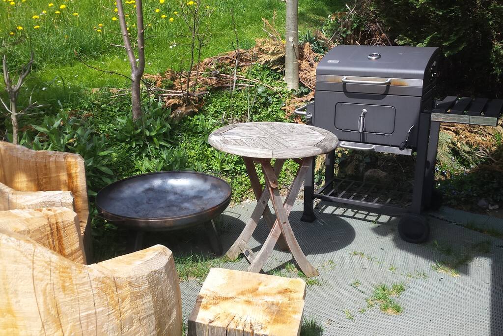 Grillecke, mit grossem Grill, Feuerschale und Holzstühle