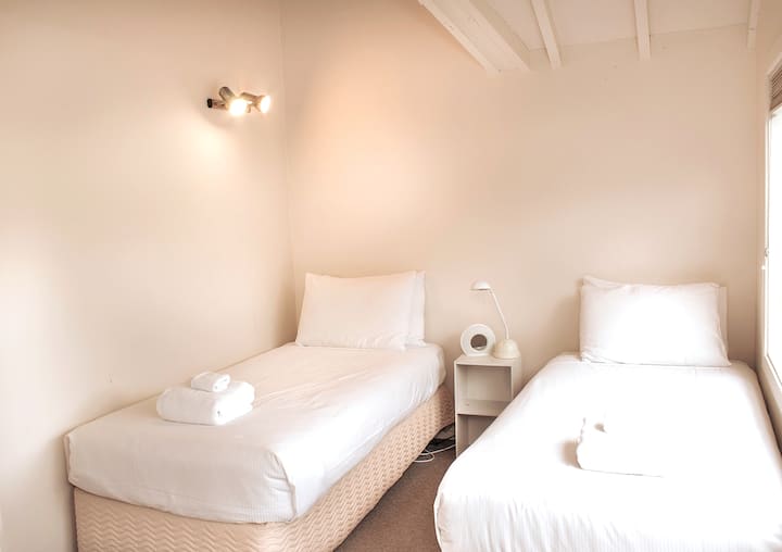 La chambre 2 est située à l'étage. Elle dispose de lits jumeaux confortables et d'un chauffage pour vous garder au chaud en hiver.