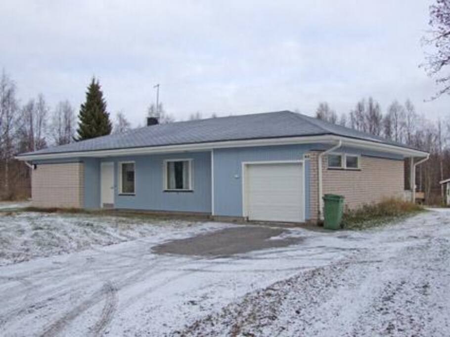 Etupiha ja paasisaankaynti. Front yard and main entrance.