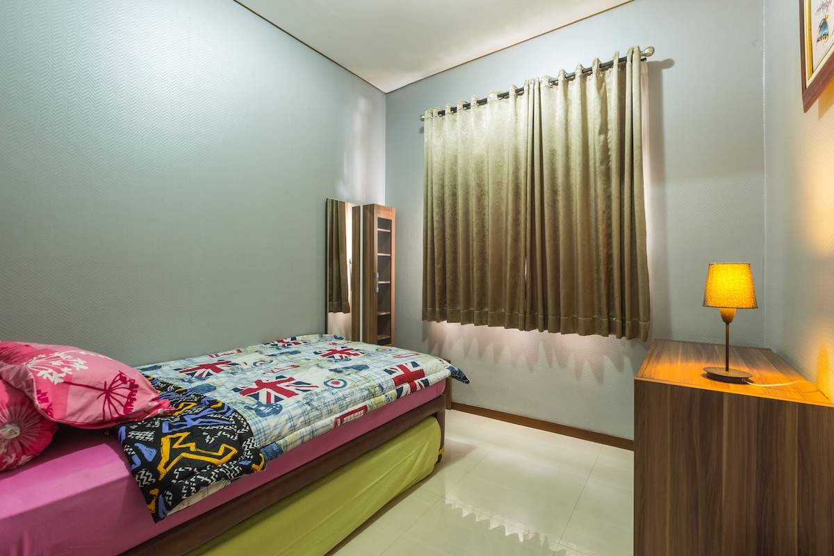 ห้องที่ 4 บนชั้น 1 เตียงเดี่ยว 2 เตียงเตียงหนึ่งอยู่ด้านล่างอีกเตียงหนึ่งและสามารถย้ายออกได้ ห้องนี้มีเครื่องปรับอากาศ