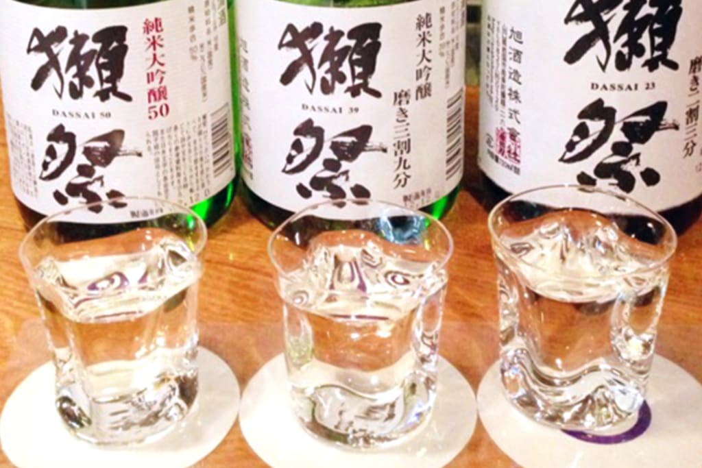 Японское саке. Рисовое вино мицзю. Саке в токио. Япония культура сакэ. Японские алкогольные напитки.