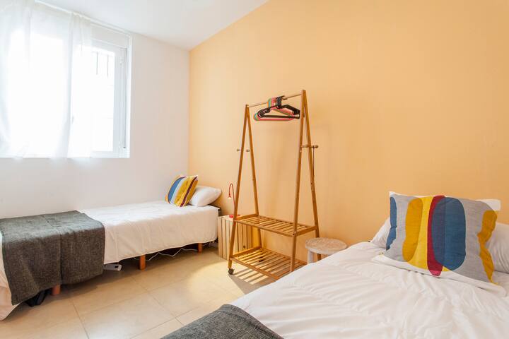 Can be made as 1 large bed (180cm)