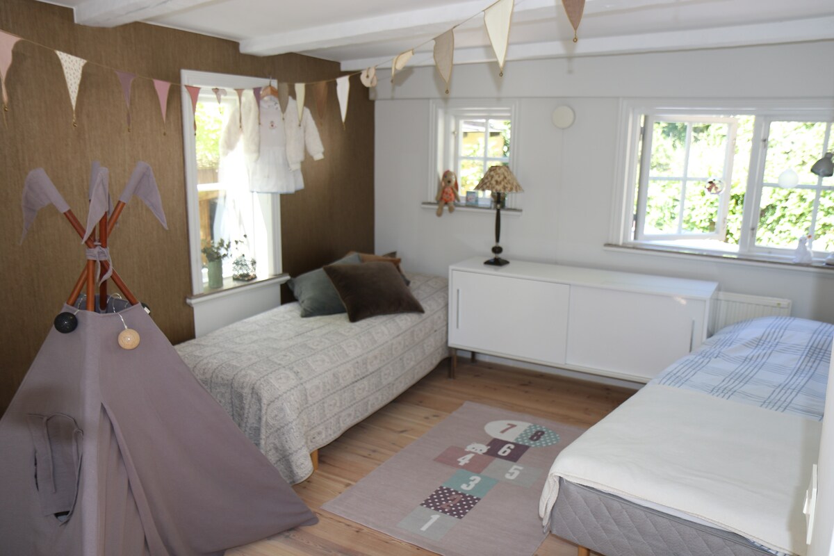 ห้องลูกสาวของเราพร้อมเตียง 2 เตียง และของเล่นบางอย่างสำหรับผู้เข้าพักที่อายุน้อย

ห้องของลูกสาวเรามีเตียง 2 เตียงและของเล่นสำหรับผู้เข้าพักที่อายุน้อยกว่า 