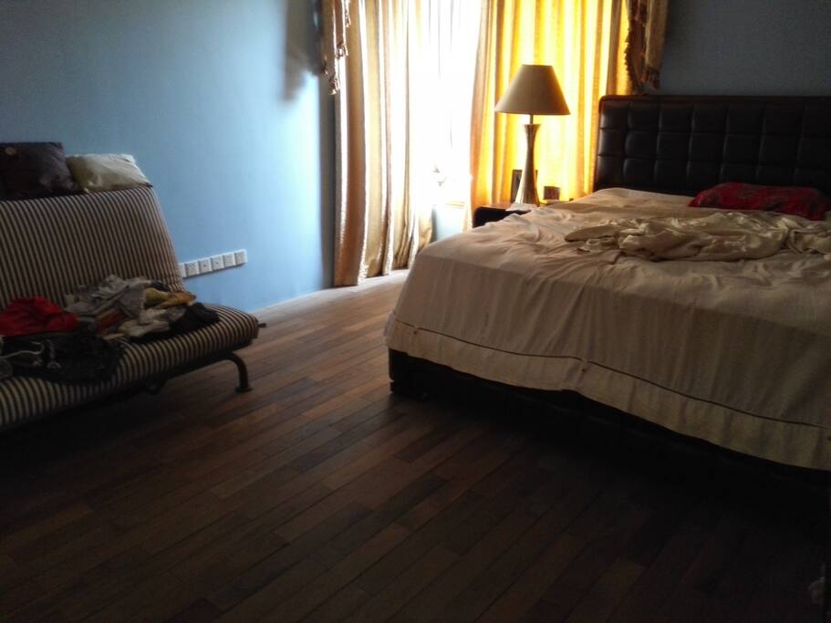 the room you can stay, and about 20 square meter, and private shower room, and store room
出租的套房,房内有独立的卫生间和更衣室。约20平方米,东南向