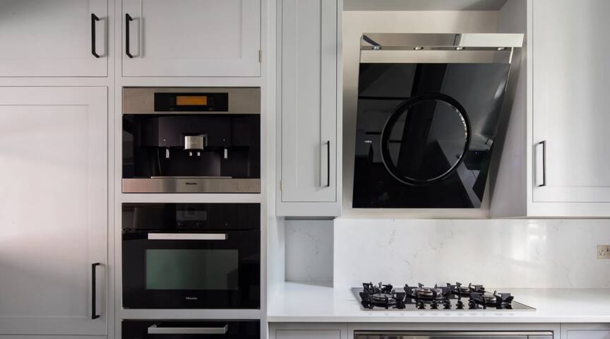 Elegant Knightsbridge Townhouse close to Harrods gallery image 5