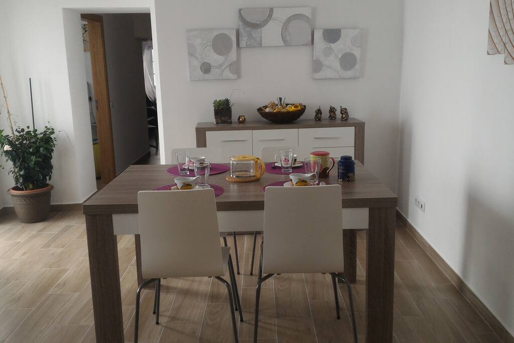 Sala de Jantar - mesa extensível que permite sentar 6 pessoas