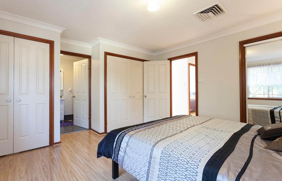 En-suite Rm in Rhodes w/ Air Con close to Olympic