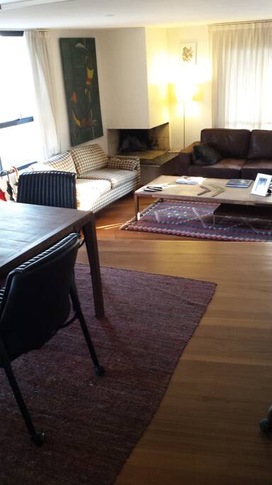 outra ângulo, da grande sala, com lareira ao fundo