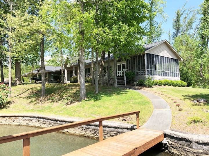 Crosswinds at Lake Guntersville (Lakefront w/dock) Houses for Rent in