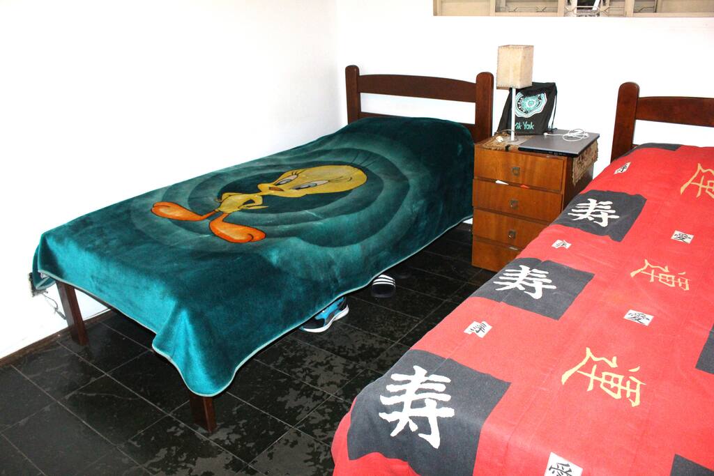 O quarto compartilhado é bem amplo, mede 3,8m x 2,7m e tem armário com chave, para maior segurança.