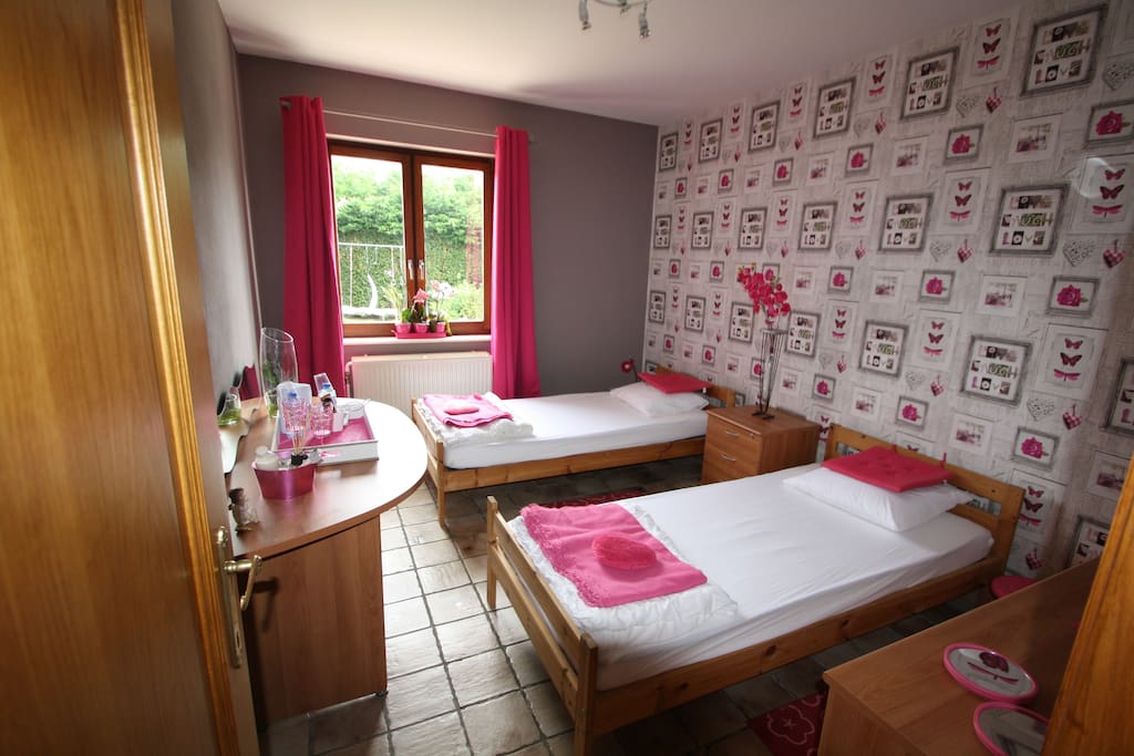 Chambre rose au rez-de-chaussée