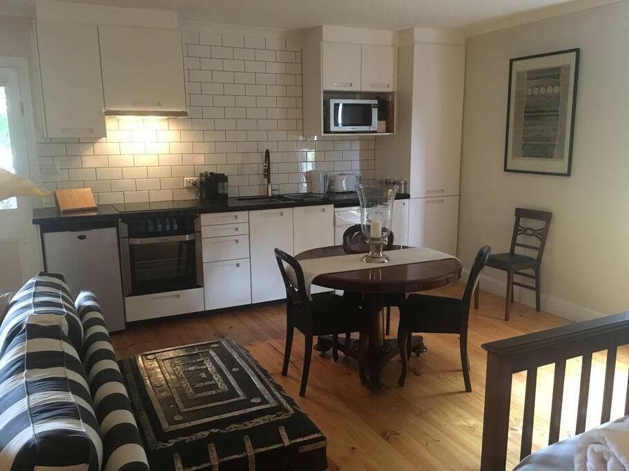 Kitchen & dining area