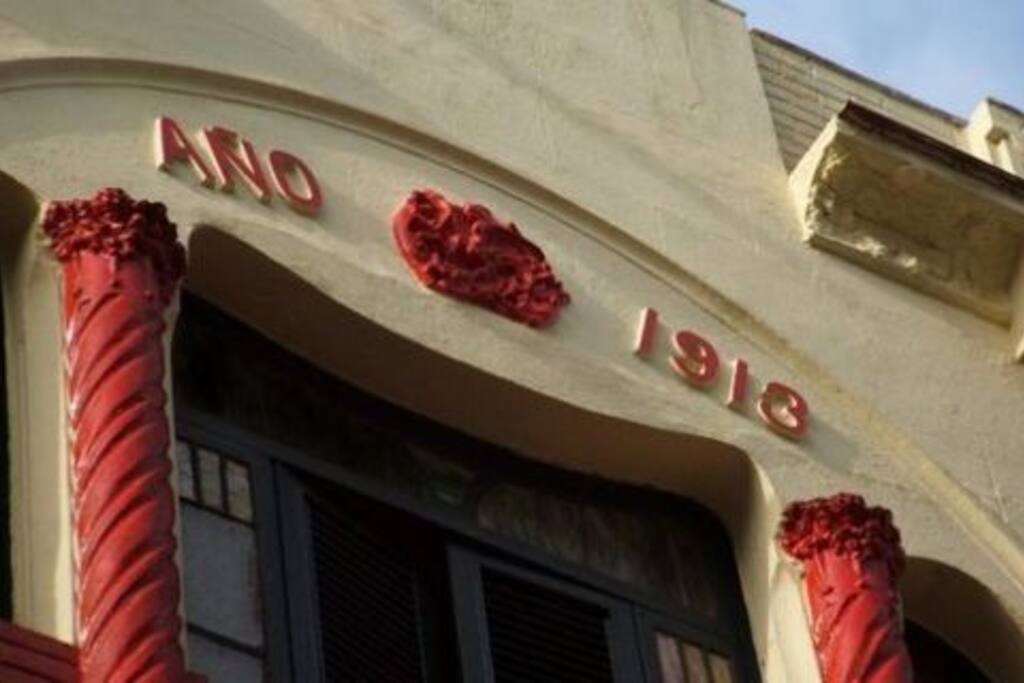 The colonial building is from 1913