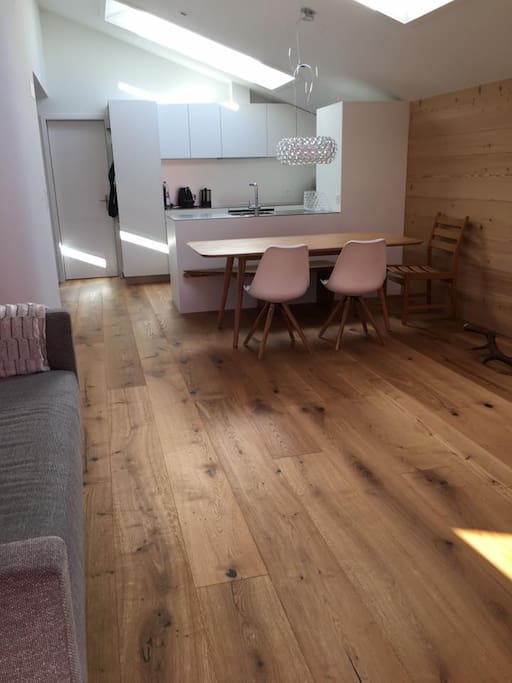Das Wohnzimmer mit Esstisch und Eckbank