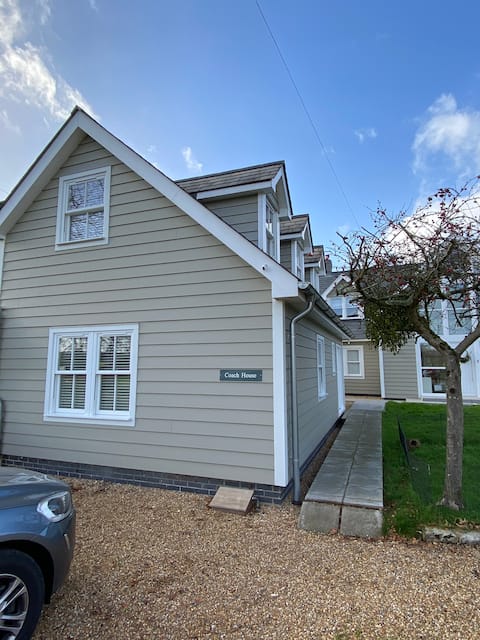 Top performing Airbnb: New England Coach House with a boutique hotel feel in Havant