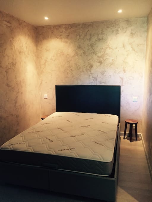 Chambre avec lit double