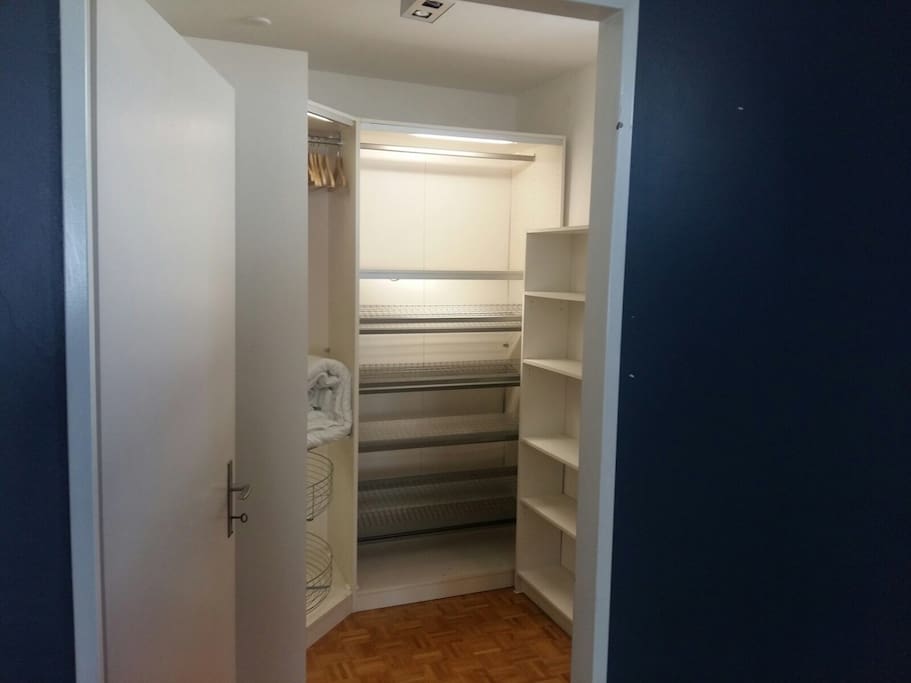 Dressing dans la chambre a Coucher principale. Dressing room in master bedroom