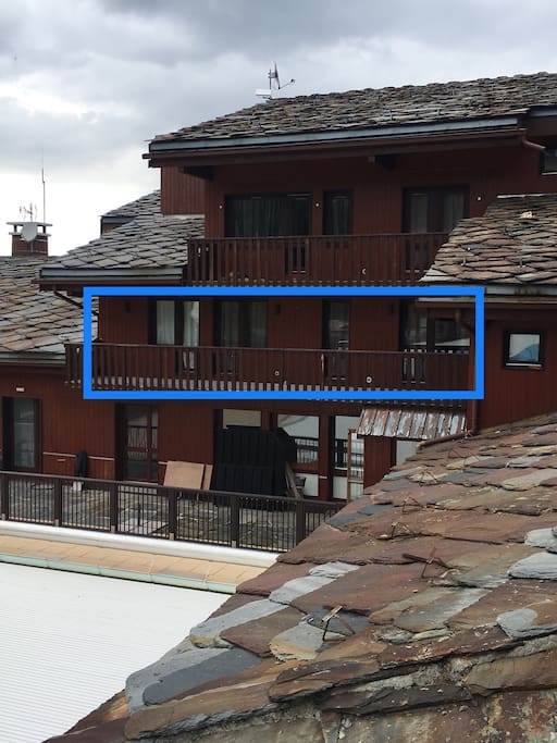 Balcon terrasse vue piscine