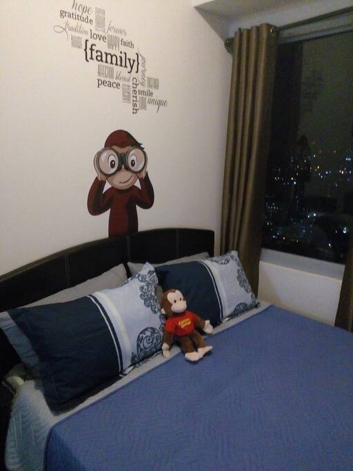 Queen sized bed with pillows and blanket.