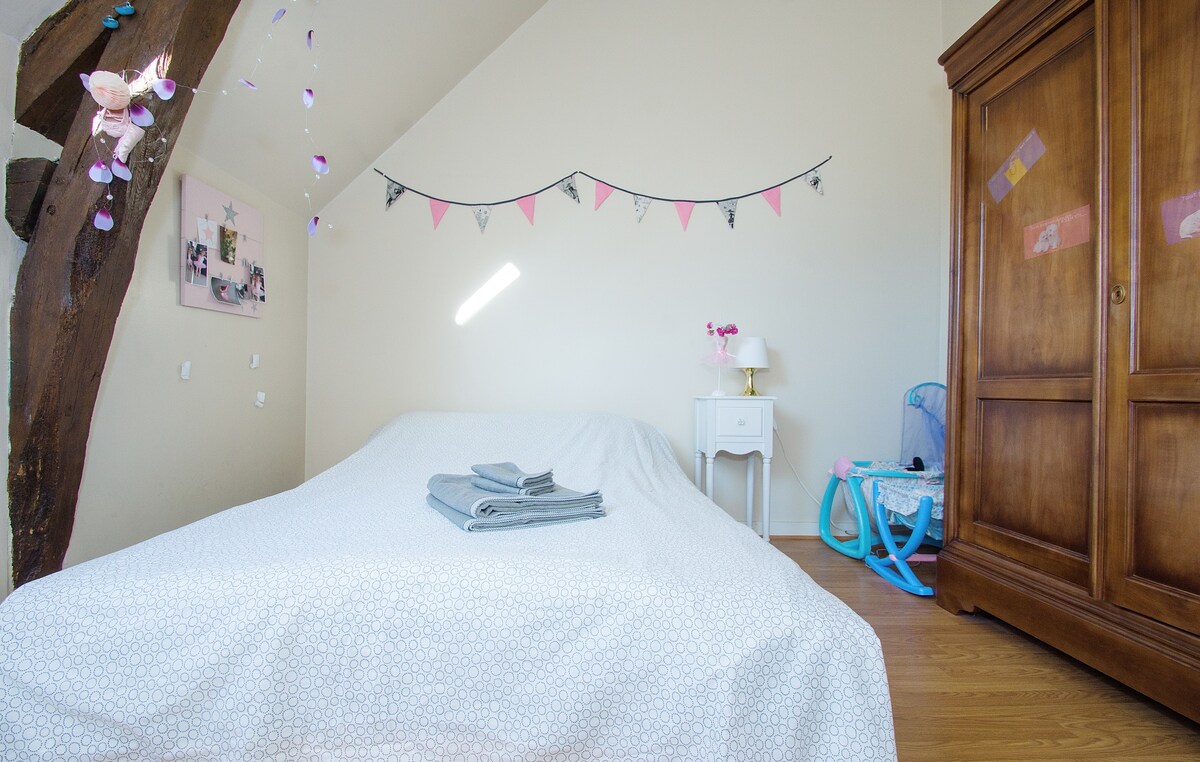 חדר שינה שני עם מיטה זוגית ומיטת יחיד.